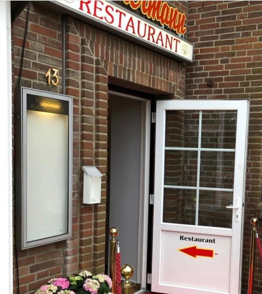 Eingang Inselstraße 13: Leuchtschild Restaurant Klabautermann, Hausnummer 13 und die Tür mit Hinweis zum Restaurant